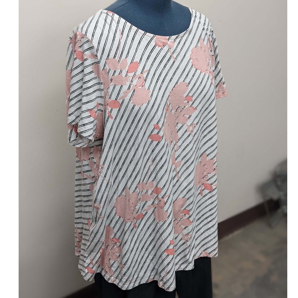 Roamans Swing Ultimate Tee With Keyhole Back Floral Black and White 1X 22/24
